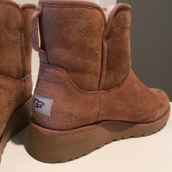 UGGS - Picture 2 of 4